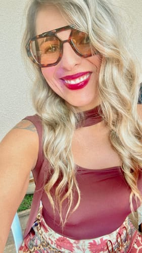 Cliente sorrindo e usando os Óculos Zurich com armação ousada de tartaruga.