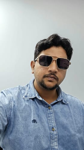 Reviewer wearing the Co-Pilot Golden Wayfarer Sunglasses indoors.