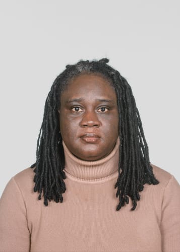 Customer with dark dreadlocks showing gray roots before using the Instant Dye Shampoo.