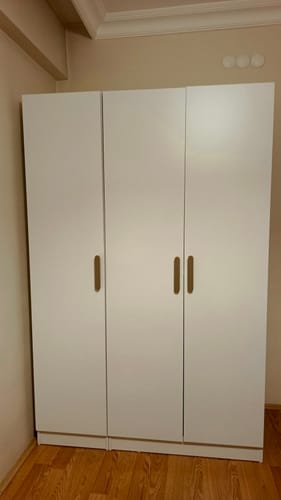 Müşterinin odasına kurduğu beyaz, üç kapaklı Rani gardırop.