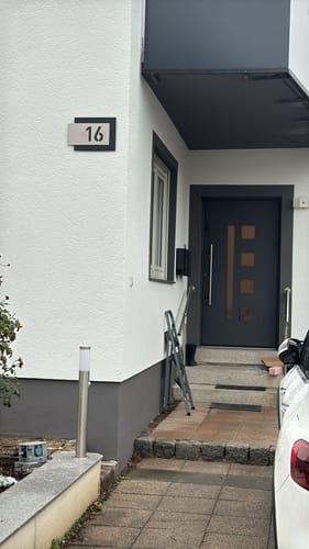 Customer photo review of Edelstahl-Hausnummer, mit 3D Effekt, Rückwand pulverbeschichtet in RAL7016, Frontblende in Edelstahl
