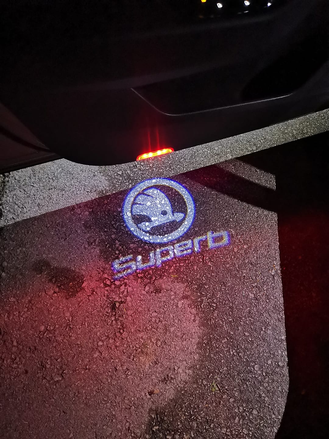Customer photo review of SKODA SUPERB LOGO  LIGHTS Nr.52 (quantity  1 =  2 Logo Film /  2 door lights)