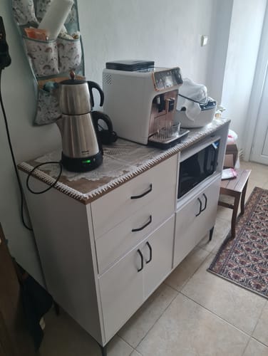 Müşterinin Rani Çok Amaçlı Dolabı, mikrodalga bölmesi ve üzerinde çay/kahve makineleri ile mutfakta kullanılıyor.
