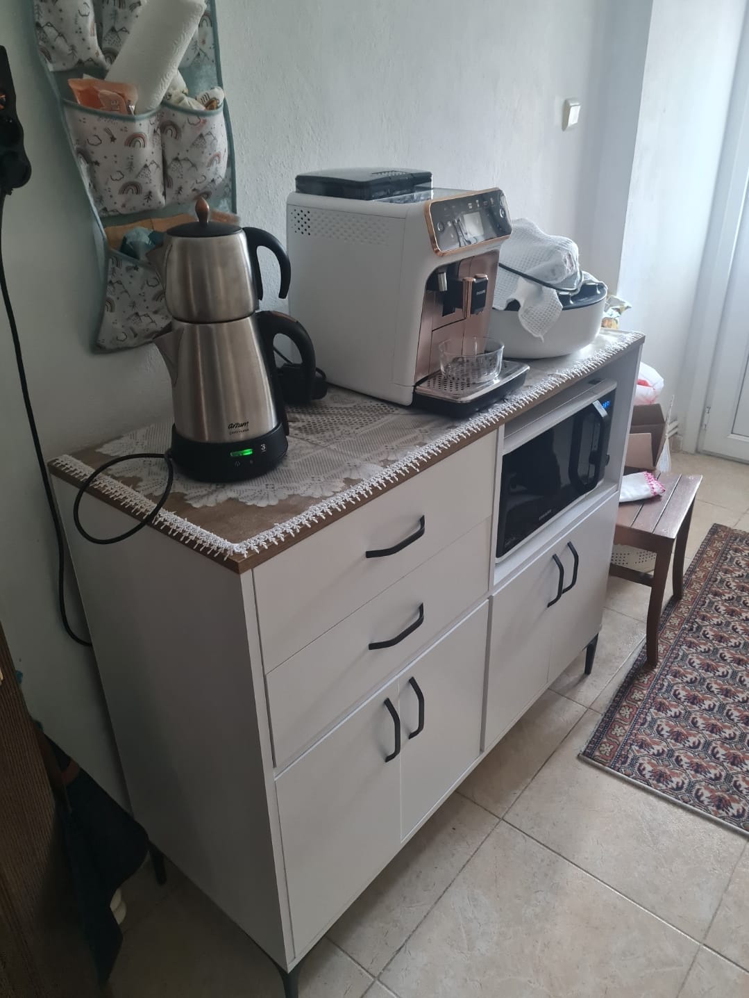 Customer photo review of Rani JE206 Kahve Köşesi Çok Amaçlı Dolap 4 Kapaklı 2 Çekmeceli Kiler Mutfak Dolabı Beyaz - Sepet Ceviz