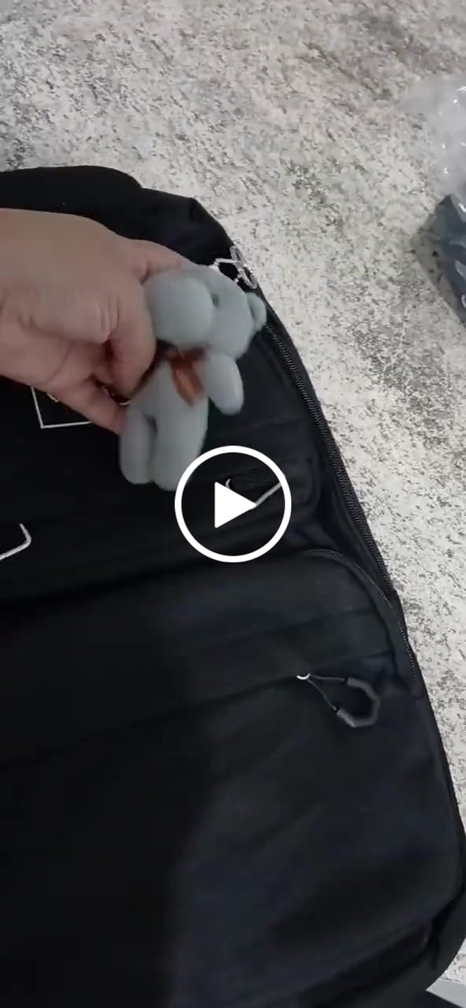 Customer video review of Mochila Unissex Impermeável com porta-chaves Versátil