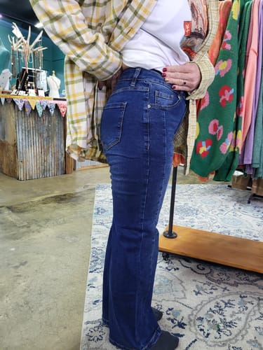Customer photo review of WOMEN'S BUTTON CLOSURE POCKETS WASHED HIGH STRETCH DENIM PANTS
