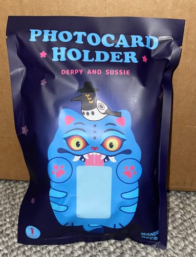 Packaging for the customer's Derpy & Sussie photocard holder, showing the blue cat design on the front.