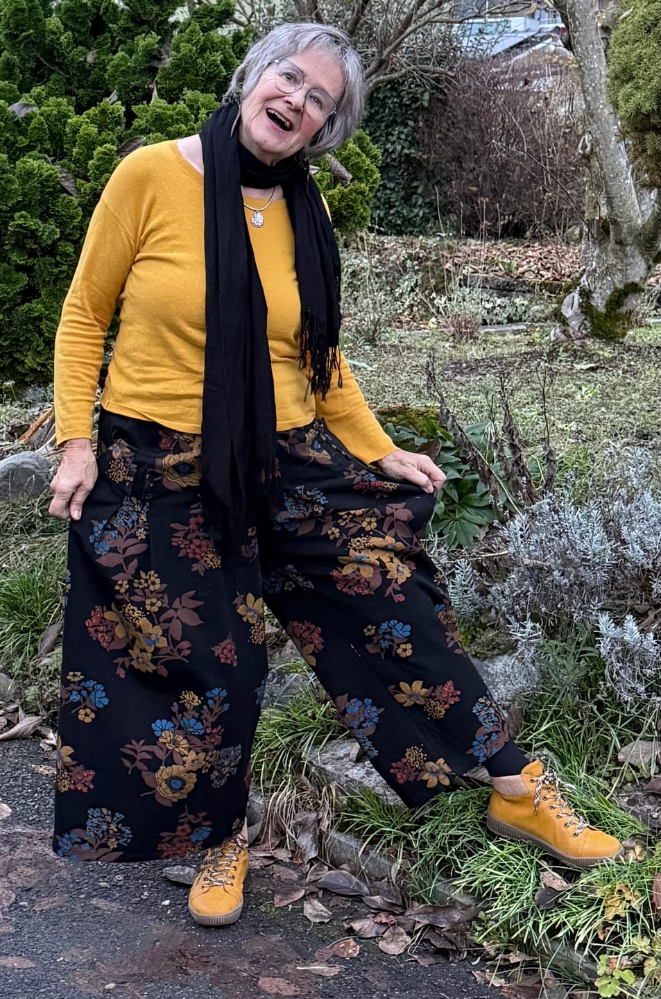 Customer photo review of Women Autumn Retro Flower Denim Wide-leg Pants