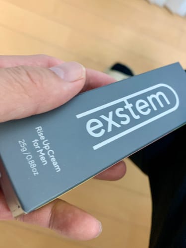 レビュー投稿者が手に持っているexstemの箱。