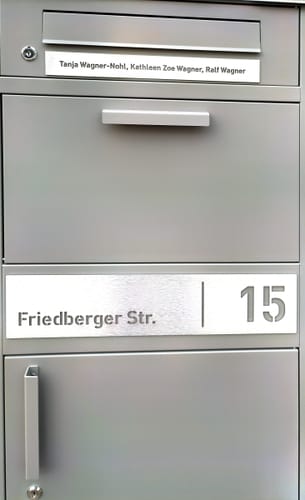 Customer photo review of Paketbox PB1 mit Briefkasten | graualuminium - RAL9007 | personalisiert mit Edelstahl-Schild