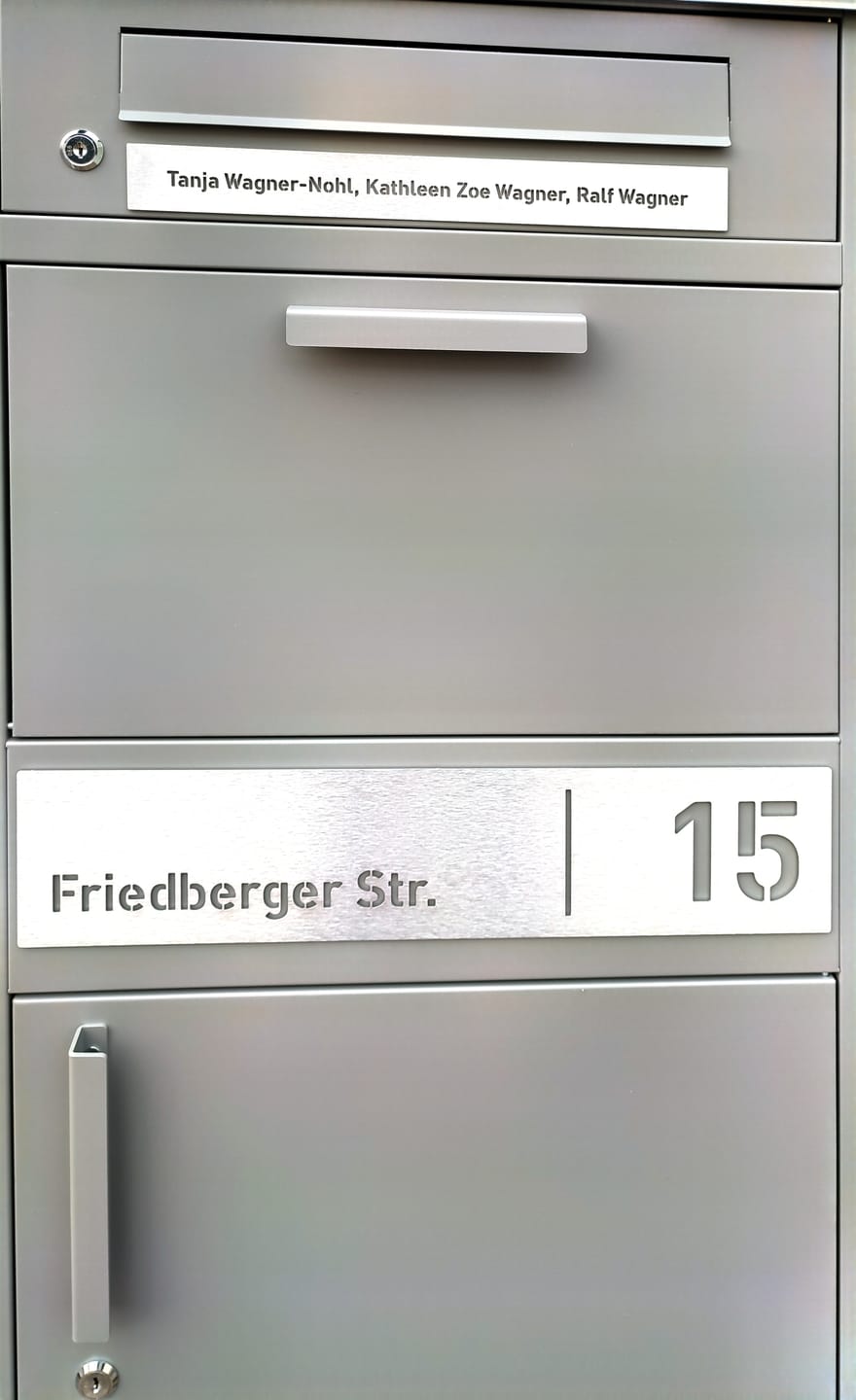 Customer photo review of Paketbox PB1 mit Briefkasten | graualuminium - RAL9007 | personalisiert mit Edelstahl-Schild