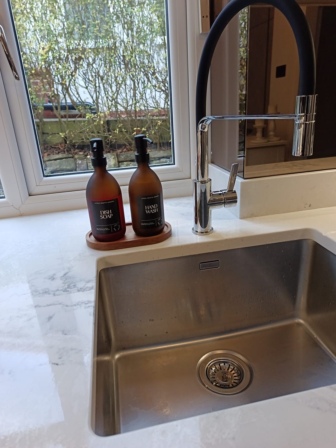 Customer photo review of Set of 2 Frosted Amber Glass Bottle 500 ML with Metal Pump & Small Tray Black Label