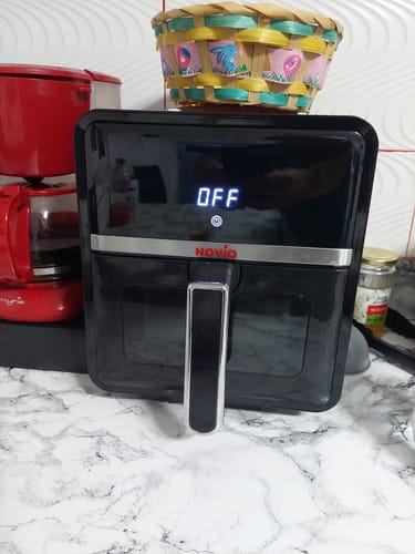 Friteuza neagră Air Fryer Novio StonePro a unui client, pe blatul din bucătărie, cu afișajul digital arătând 'OFF'.