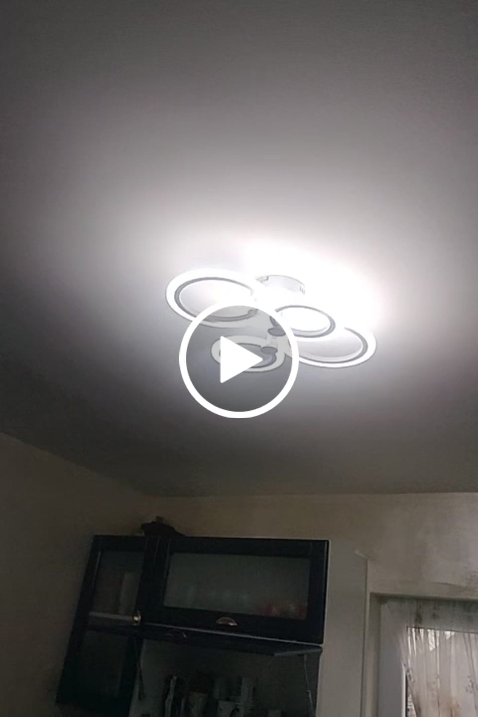 Customer video review of Lustra LED 2+2 CIRCLE Design Alb Echivalent 400W Telecomanda