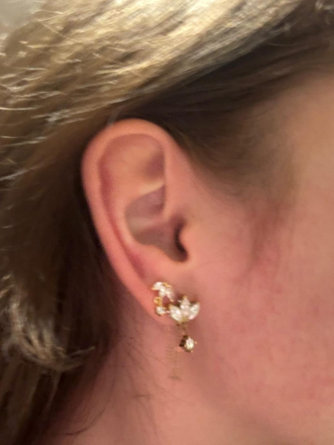 Customer photo review of Limitless Sky Lotus Ohrstecker 14K Vergoldet