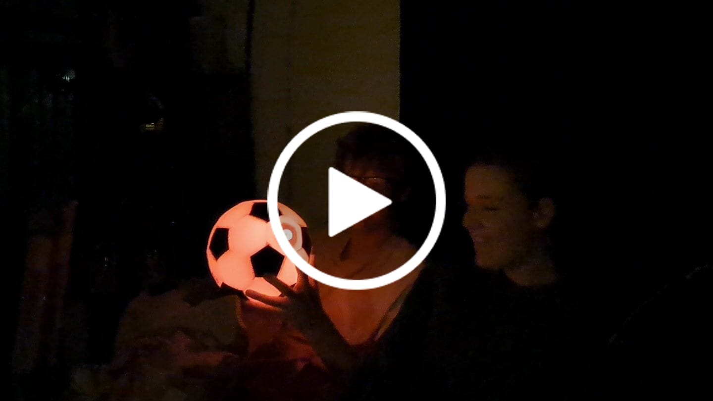 Opinión en vídeo de un cliente sobre el balón de fútbol luminoso LedsMove™