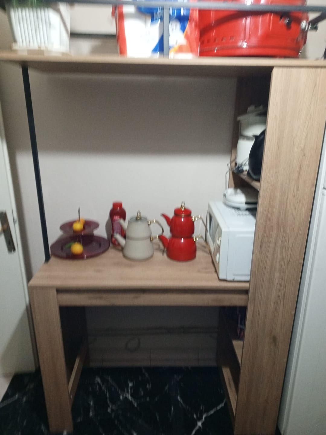 Customer photo review of Rani JA117 Bar Masası Raflı Mutfak Yemek Masası Sepet Ceviz