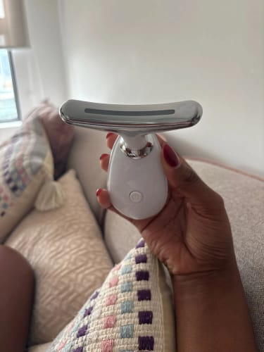 Customer photo review of Terapia de Luz Roja y EMS para Rejuvenecimiento Facial y Firmeza del Contorno