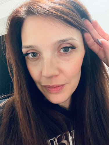 Reviewer shows the eyeliner effect of the angled I-Line™ Gossamer® Lashes.