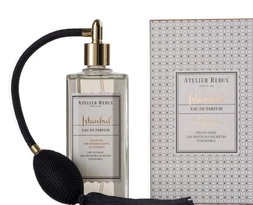 Recensent toont de fles Istanbul Eau De Parfum met de zwarte verstuiver en de elegante doos.
