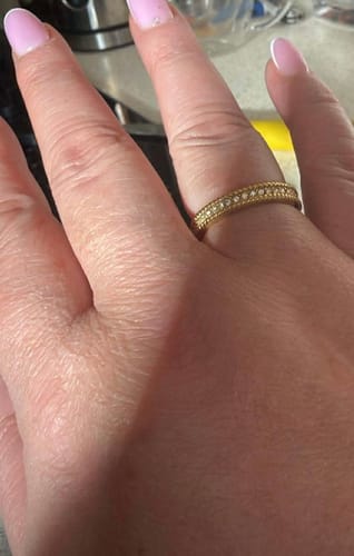 Reviewer showing the textured gold-colored Pavé Illusion Ring on their finger in a well-lit setting.