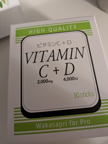 購入者が撮影した「Wakasapri for Pro. ビタミンC+D」の白い箱のクローズアップ。