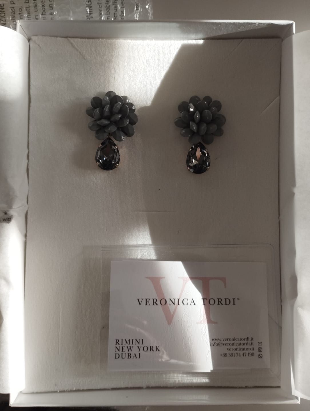 Customer photo review of Orecchini Ninfea Grigio Lucido con Goccia Black Diamond