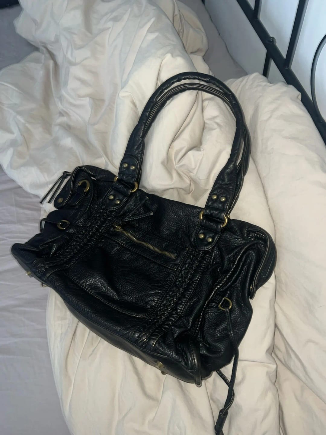 Customer photo review of Zwarte Schoudertas Dames – Trendy Kunstleren Handtas met Ritsvakken