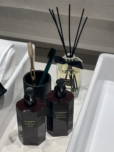 Recensent toont de Bereket zeep en bodylotion uit de geschenkset in een nette badkamer.