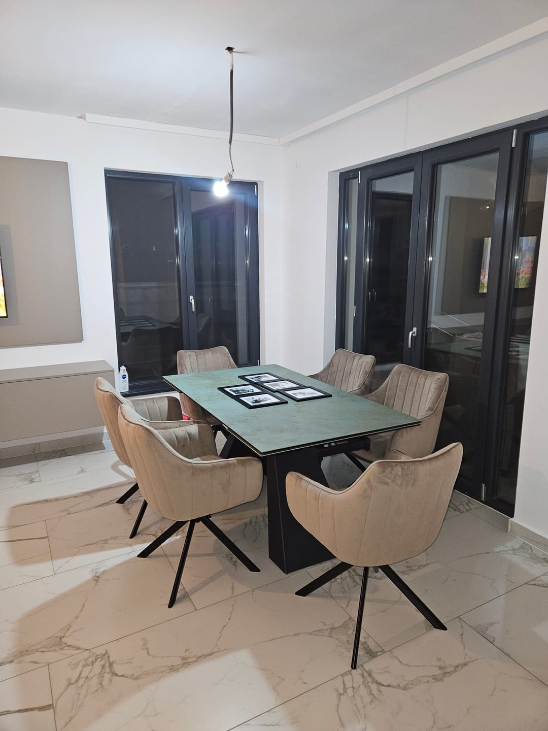 Customer photo review of Scaun rotativ AZALIA, bej inchis/negru, stofa catifelata/metal, 61x44x86 cm