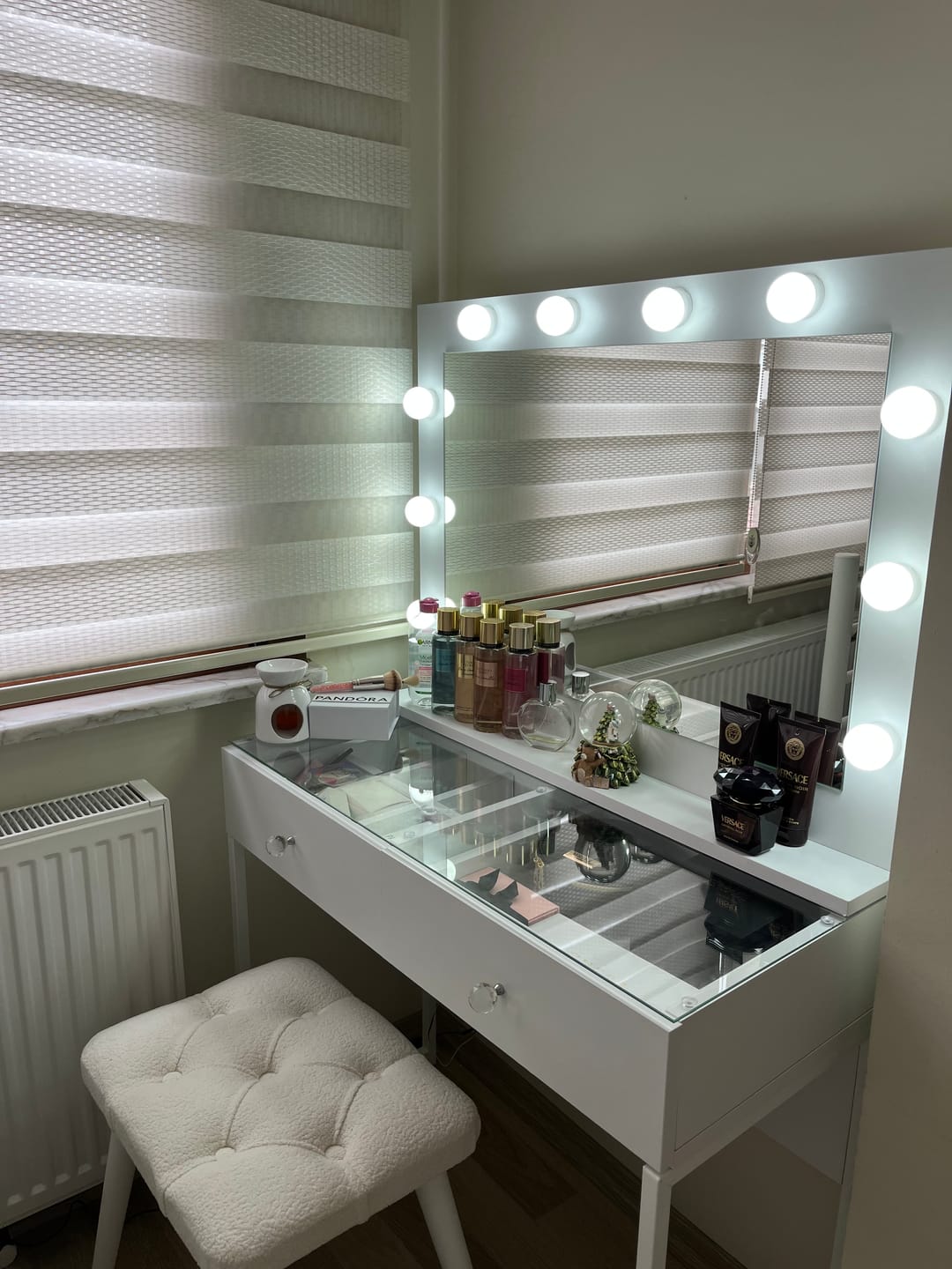 Customer photo review of Rani BJ164 Hollywood Işıklı Aynalı Kulis Makyaj Masası Cam Tablalı 2 Çekmeceli Takı Düzenleyici Puf Takım Beyaz