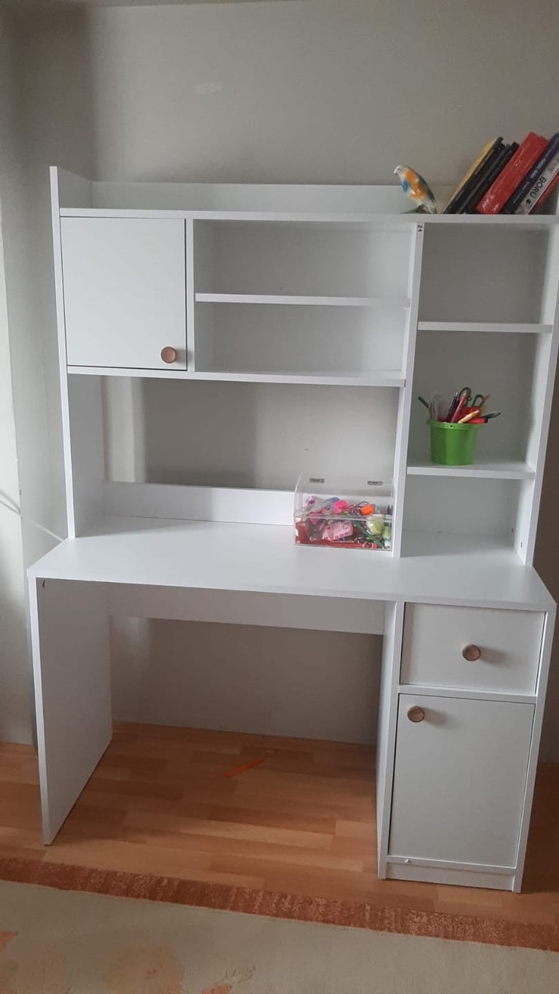 Customer photo review of Rani HA128 Kitaplıklı Raflı 2 Kapaklı 1 Çekmeceli Çalışma Ofis Bilgisayar Masası Beyaz