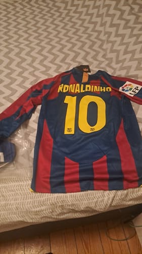 Customer photo review of Ronaldinho Gaucho Barcelona 2006 Signature Retro Long Sleeve Football Jersey Kit