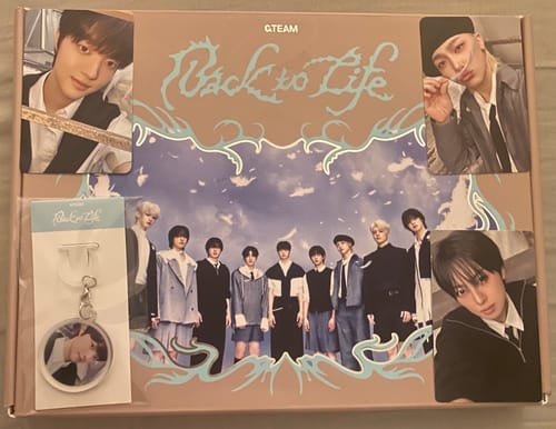 Reviewer's &TEAM - BACK TO LIFE album displayed with its box, three photocards, and a circular acrylic keychain.