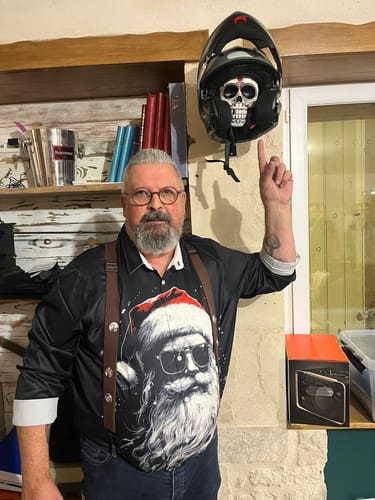 Customer photo review of Chemise à manches longues pour homme avec Père Noël cool pour les fêtes de Noël