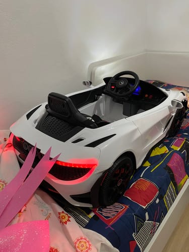 Reseña con foto de un cliente sobre Carro Elétrico para Criança McLaren 12v Branco c/ RODAS DE BORRACHA & ASSENTO EM PELE