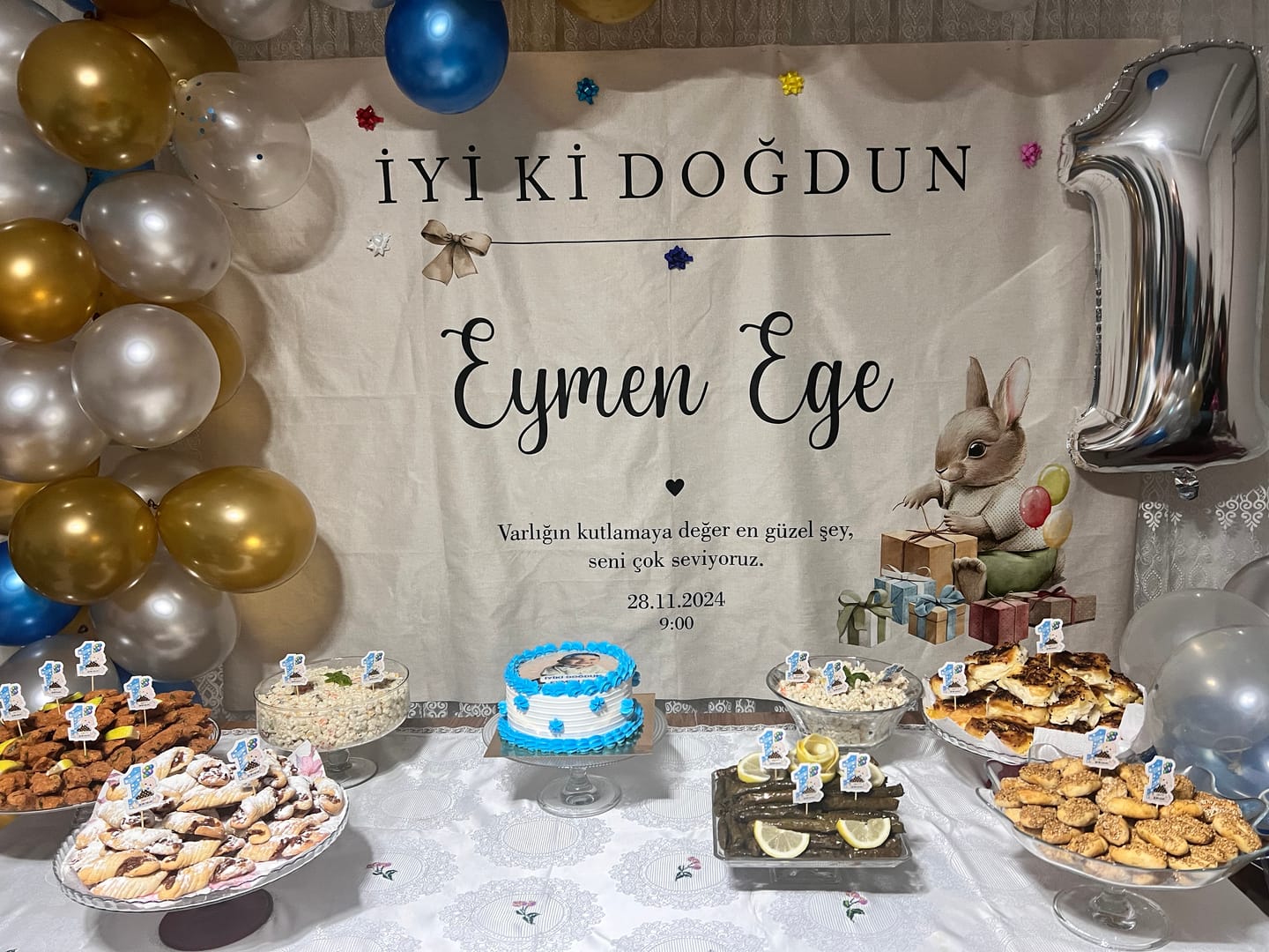Customer photo review of Kişiselleştirilebilir Tavşan Figürlü Doğum Günü Örtüsü (#80)