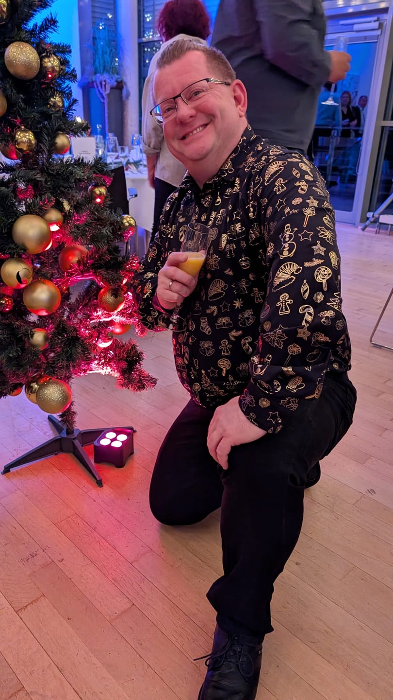 Customer photo review of Herren Glänzendes Langarm Schwarz Weihnachtshemd