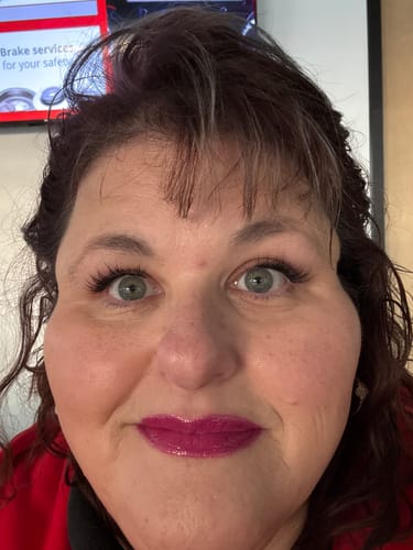 Reviewer's close-up photo showing her full and natural-looking LuxeBold eyelash extensions.