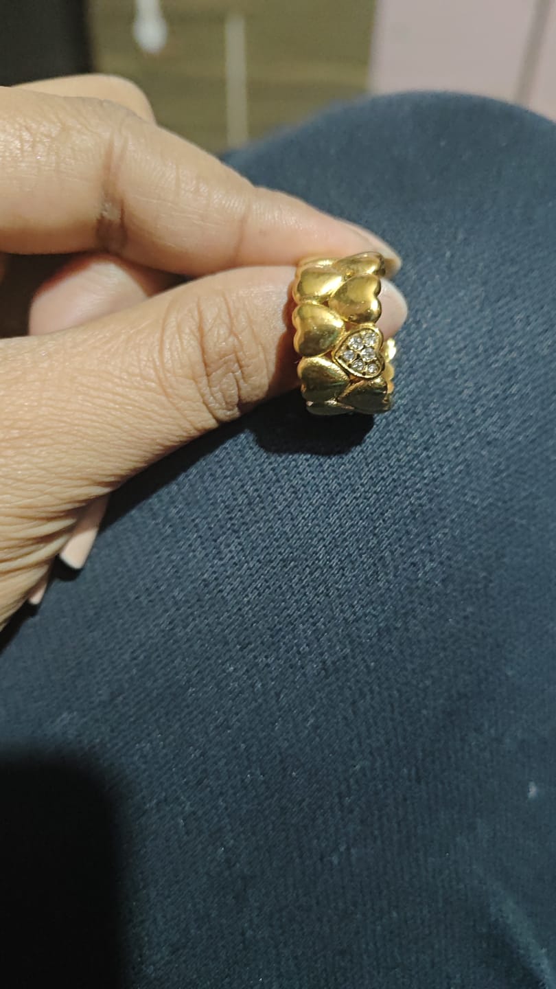 Customer photo review of Gold Hearts Band Ring