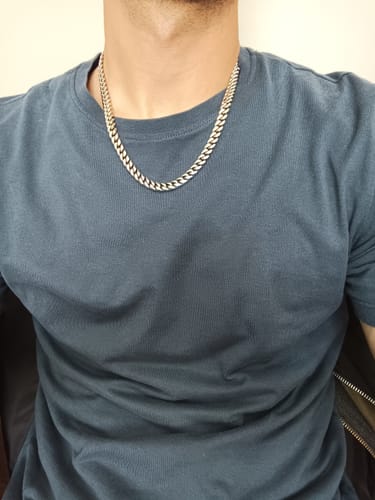 Cliente mostrando la Cadena Cuban Link de 8mm en su cuello.