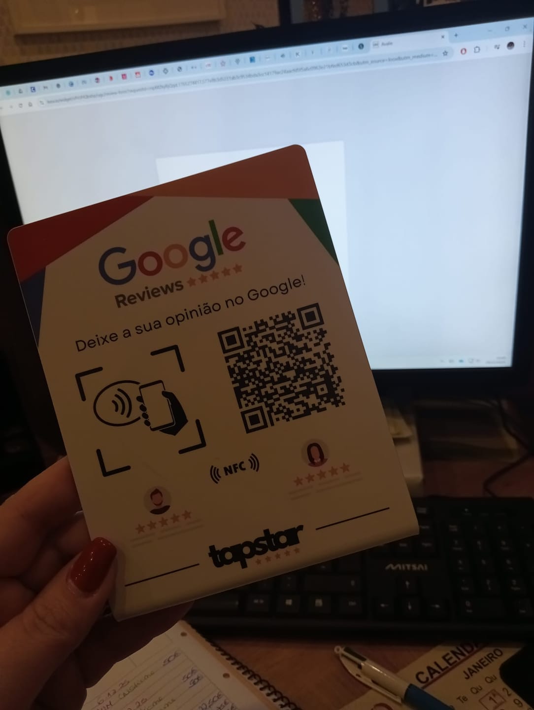 Customer photo review of Expositor de Avaliações Google com NFC e QR