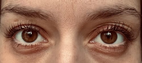 Kundin zeigt das natürliche Ergebnis der Natural Edition - Mini Boxen Wimpern im Style Nr. 4.