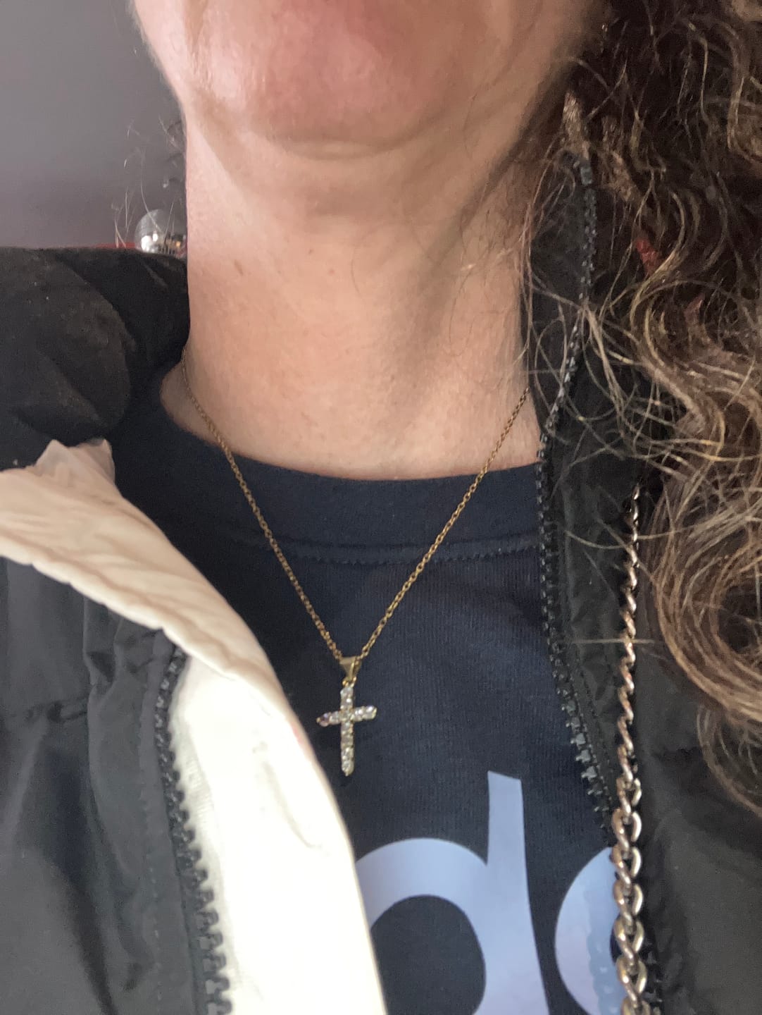Customer photo review of Collier Croix Cristal Simple