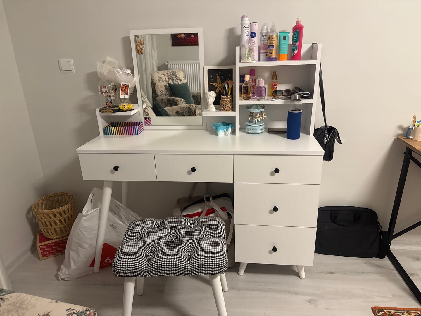 Customer photo review of Rani BJ101 Makyaj Tuvalet Masası 5 Çekmeceli Raflı Aynalı Takı Düzenleyici Puf Takım Beyaz