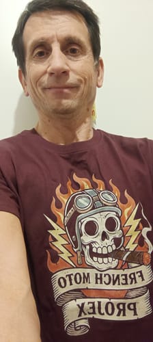 Client portant le T-shirt bordeaux de la collection EREDITA avec un motif de crâne de motard.