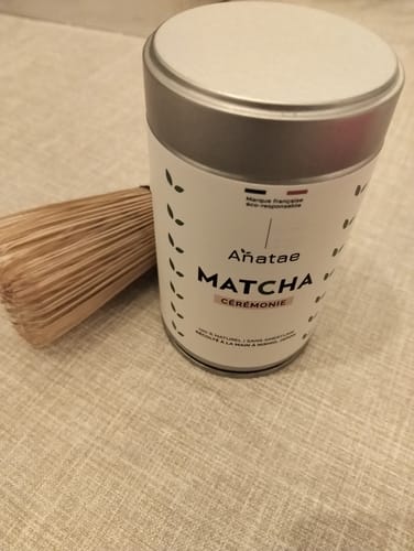Avis d'un client sur le THÉ MATCHA CÉRÉMONIE BIO, montrant la boîte du produit à côté d'un fouet en bambou.