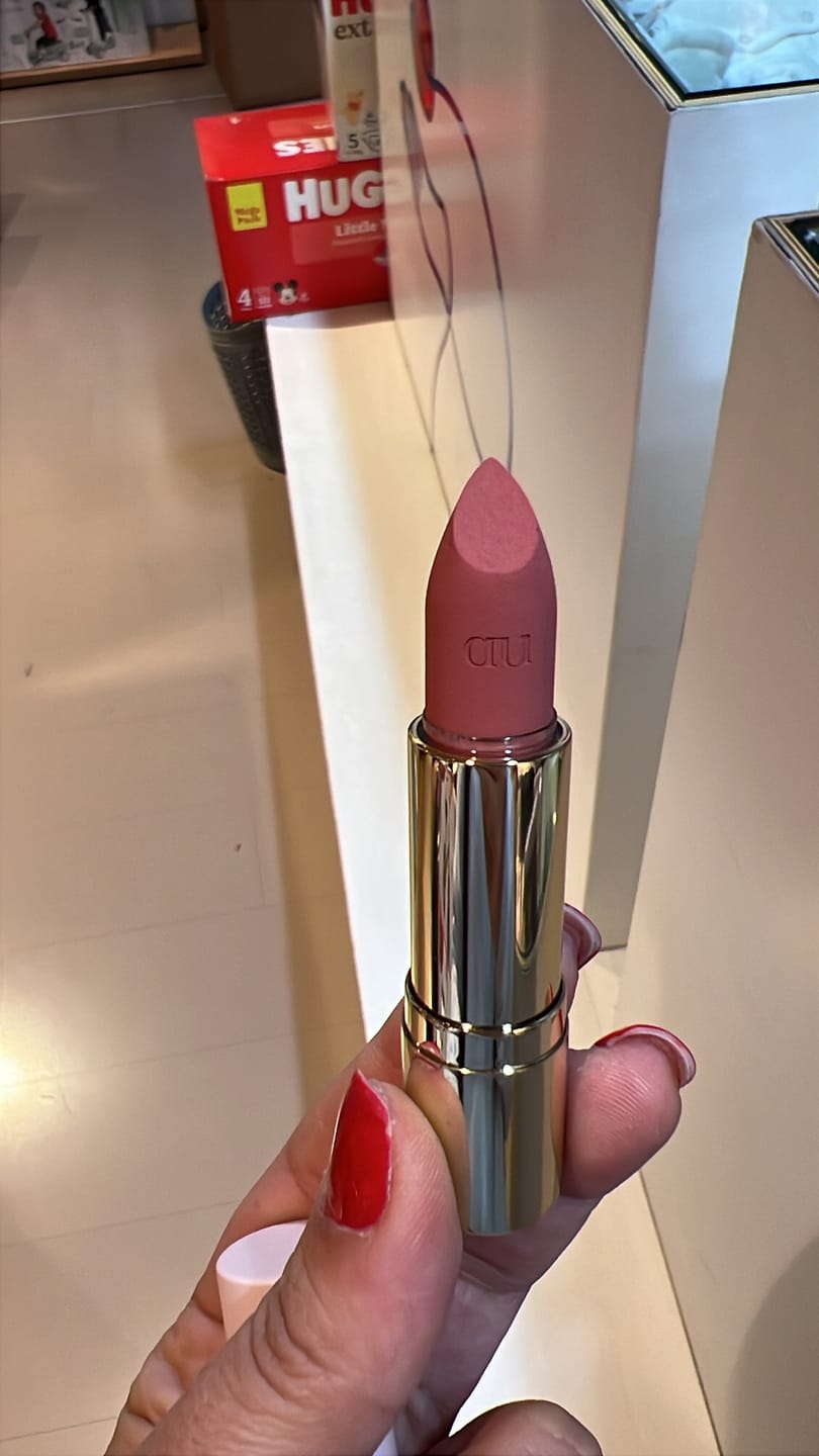 Customer photo review of Lip Over
