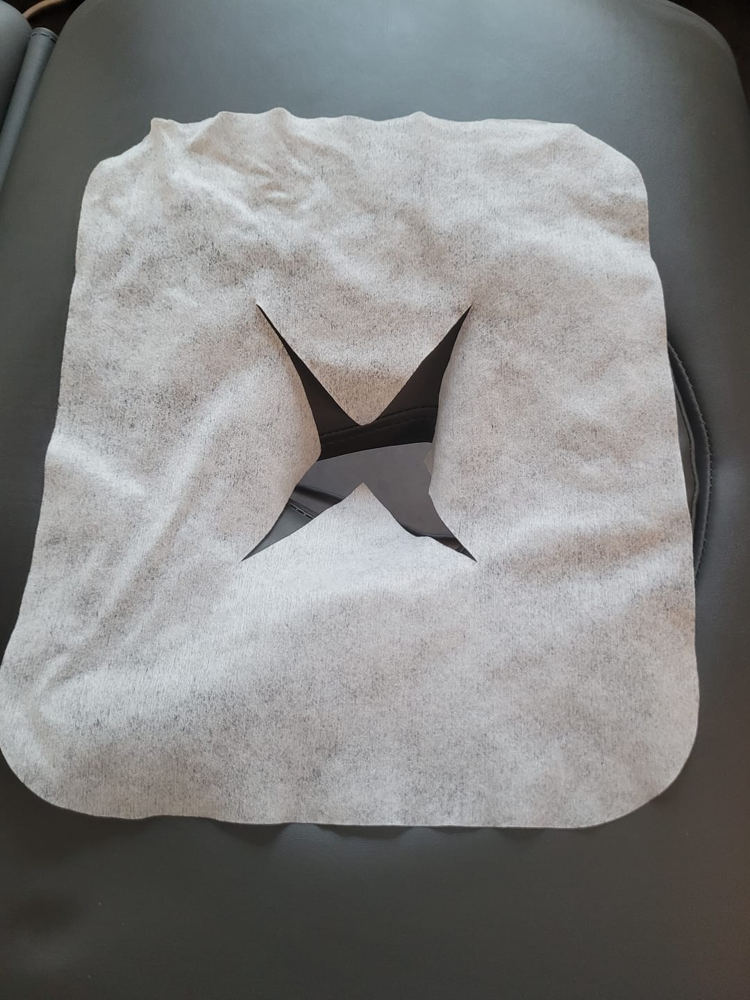 Customer photo review of Einweg Nasenschlitztücher für Massageliegen
