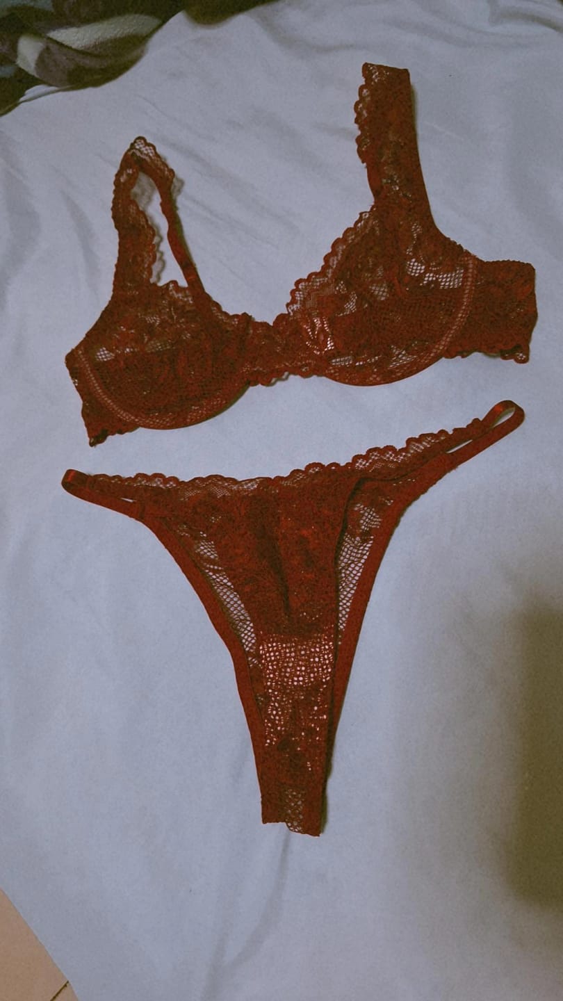 Customer photo review of Helena Rojo Vino Conjunto de lencería